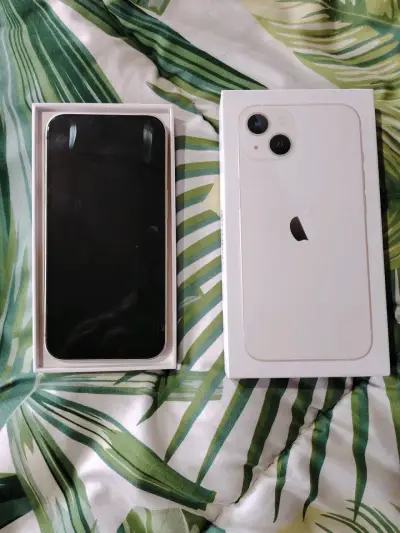 iPhone 13 blanco con accesorios y caja original - miniatura 2