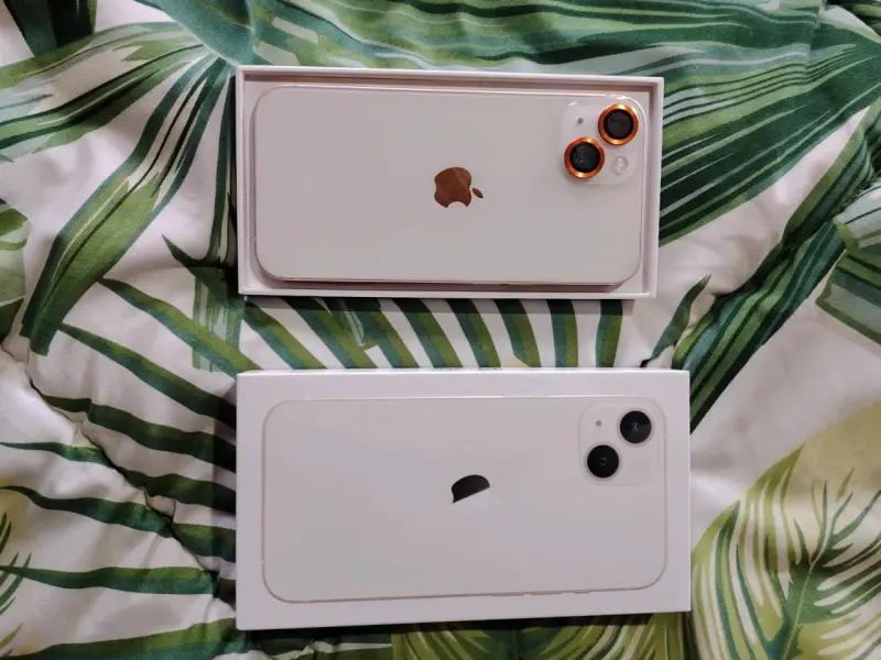 iPhone 13 blanco con accesorios y caja original - 3