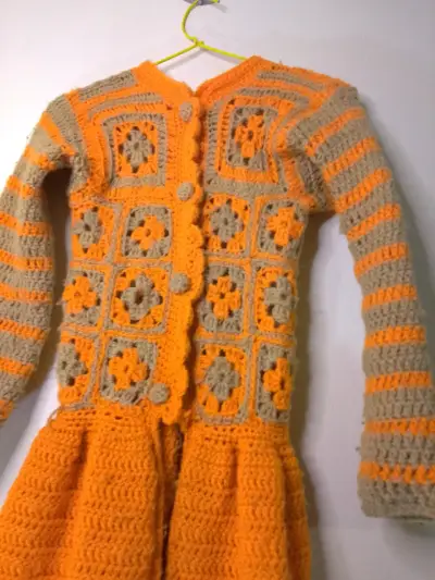 Abrigo de crochet para niña en tonos naranjas - miniatura 2
