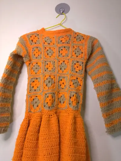 Abrigo de crochet para niña en tonos naranjas - miniatura 4