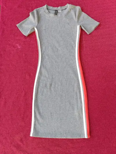Vestido ajustado gris con franjas laterales - miniatura 1