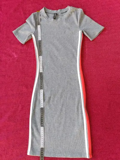 Vestido ajustado gris con franjas laterales - miniatura 2