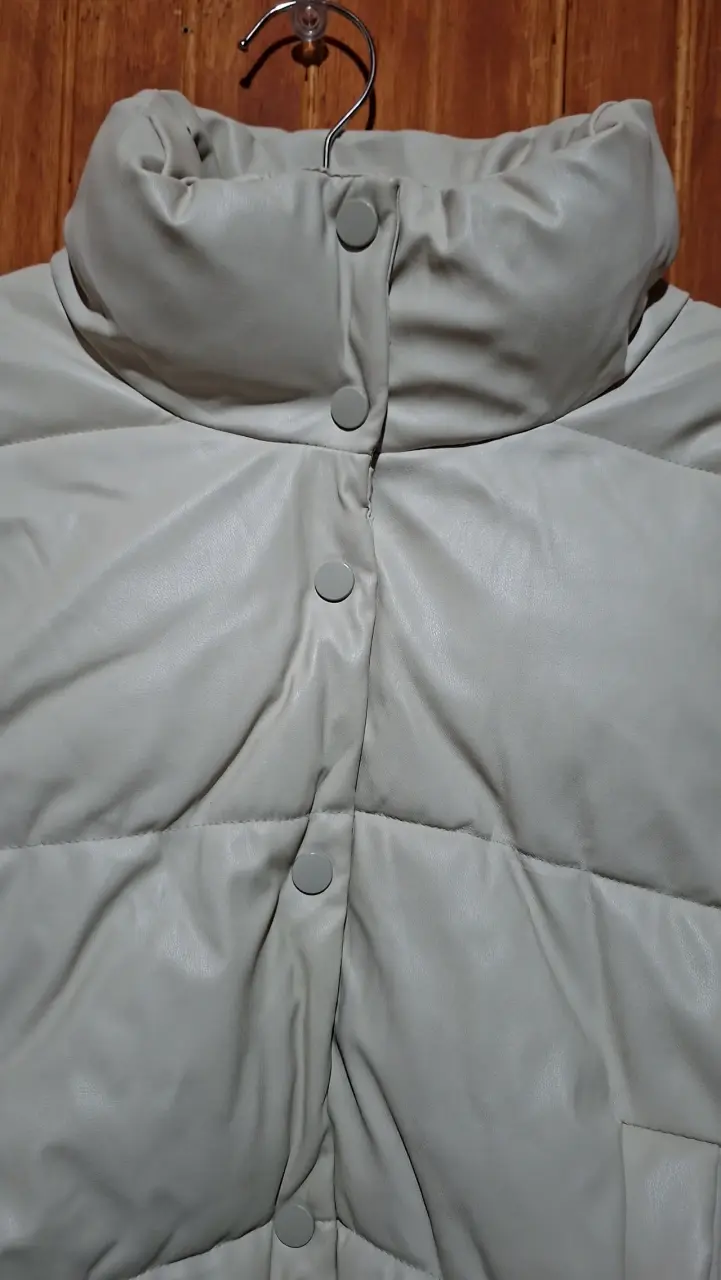Chaqueta puffa ecocuero beige para mujer - 3