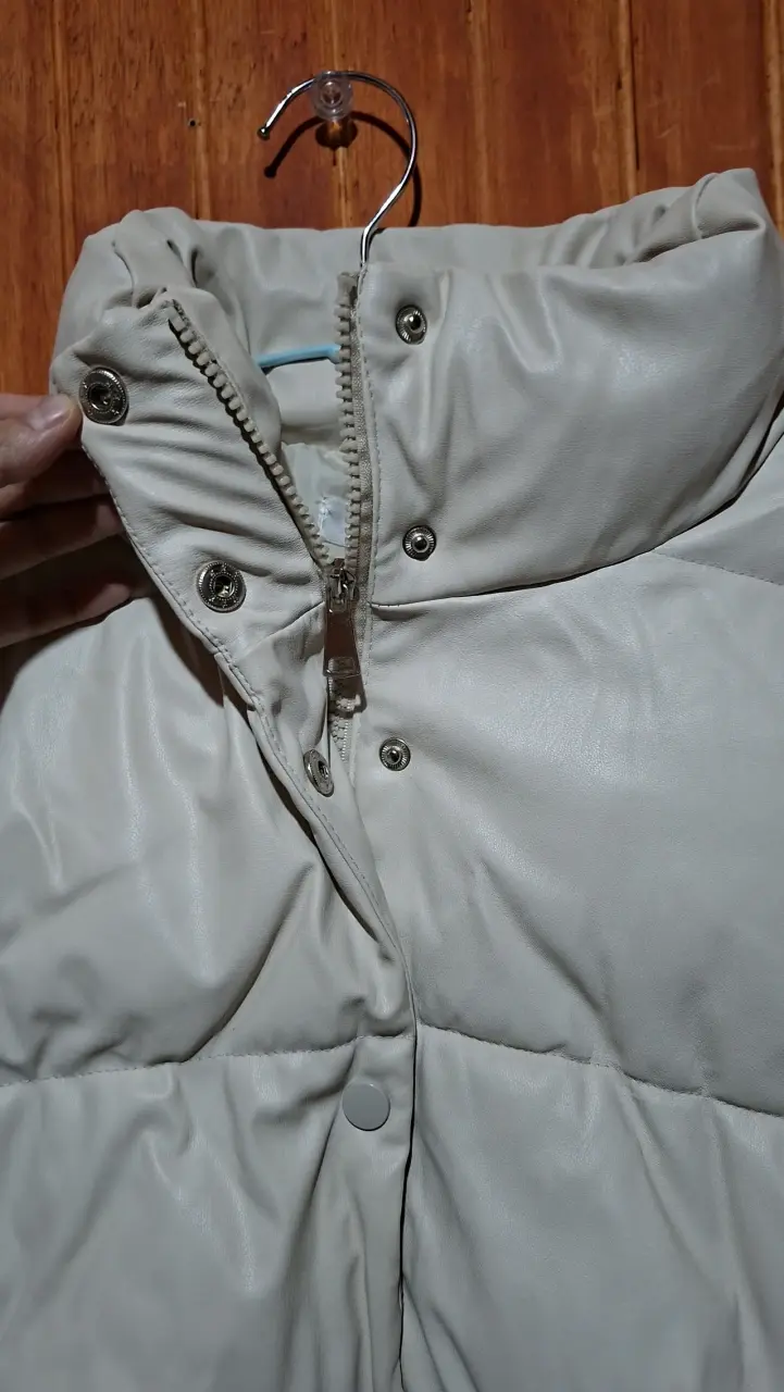 Chaqueta puffa ecocuero beige para mujer - 4