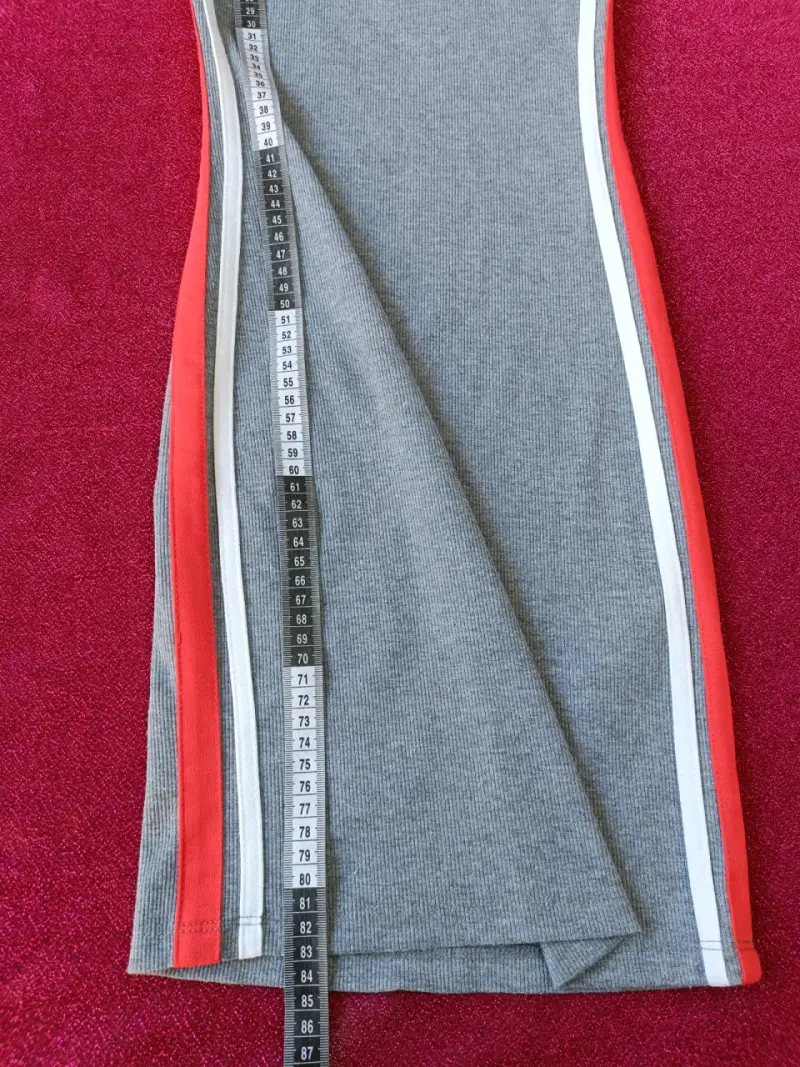 Vestido ajustado gris con franjas laterales - 4