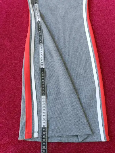 Vestido ajustado gris con franjas laterales - miniatura 4