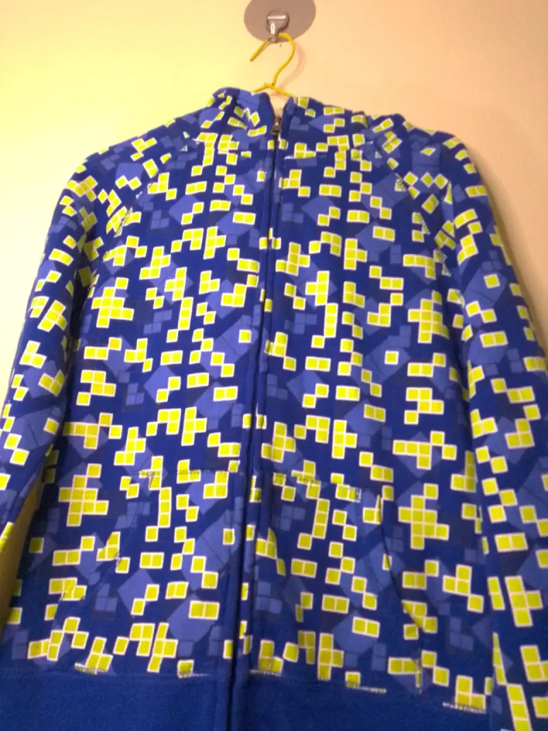 Polerón con capucha azul estampado geométrico - 2
