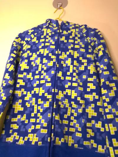 Polerón con capucha azul estampado geométrico - miniatura 2