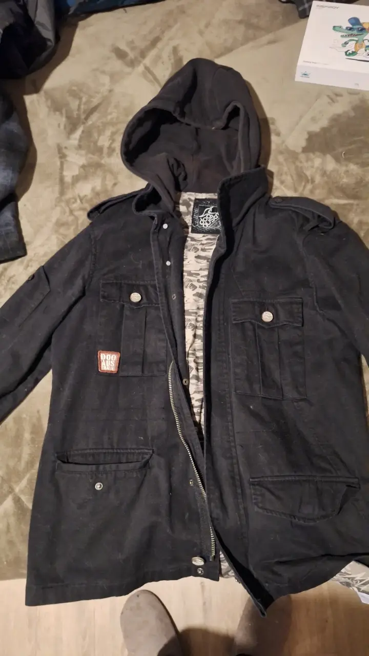 Parka negra con capucha y bolsillos