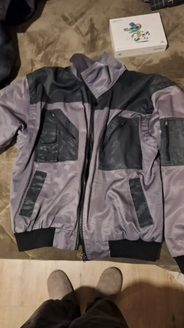 Chaqueta de hombre gris con bolsillos