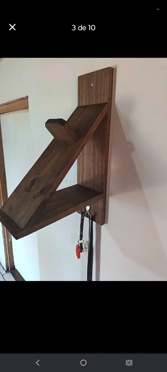 Soporte de Madera para Casco de Moto - 1