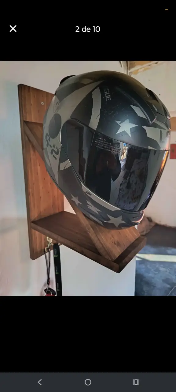 Soporte de Madera para Casco de Moto - 2
