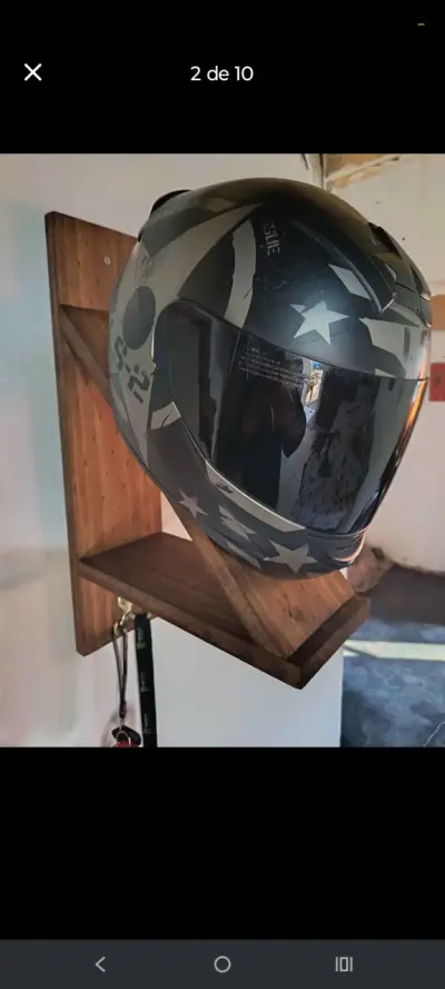 Soporte de Madera para Casco de Moto - miniatura 2