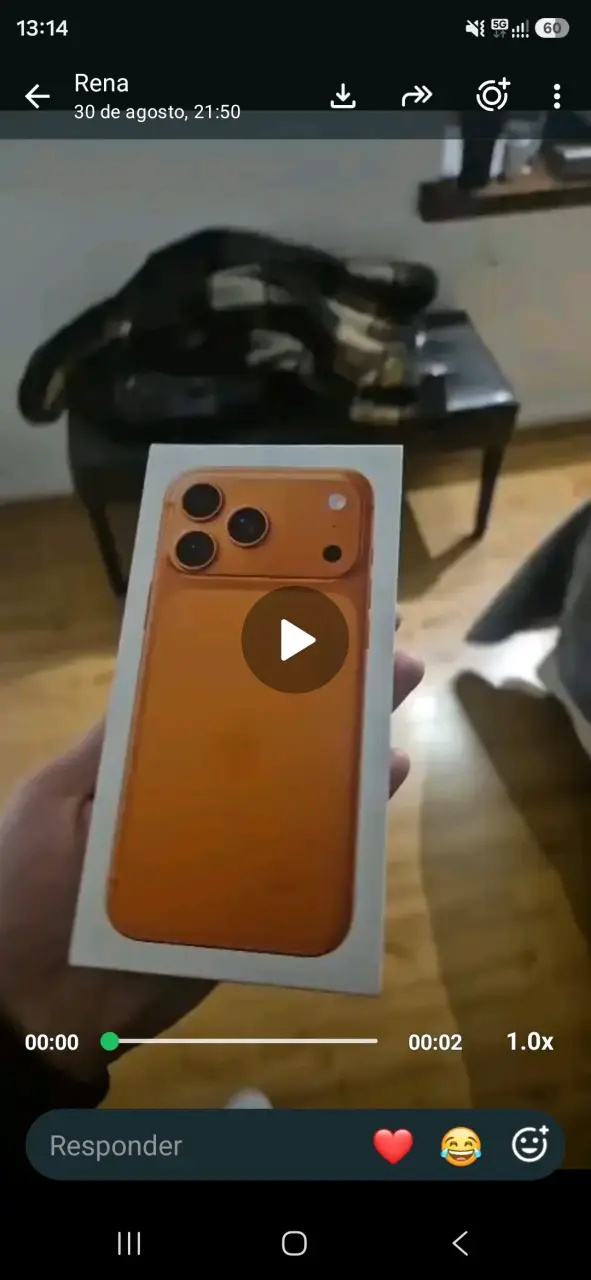 Iphone nuevo 17 pro max naranja con triple cámara