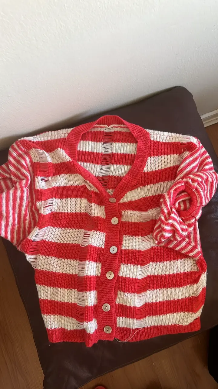 Cardigan de rayas rojas y blancas