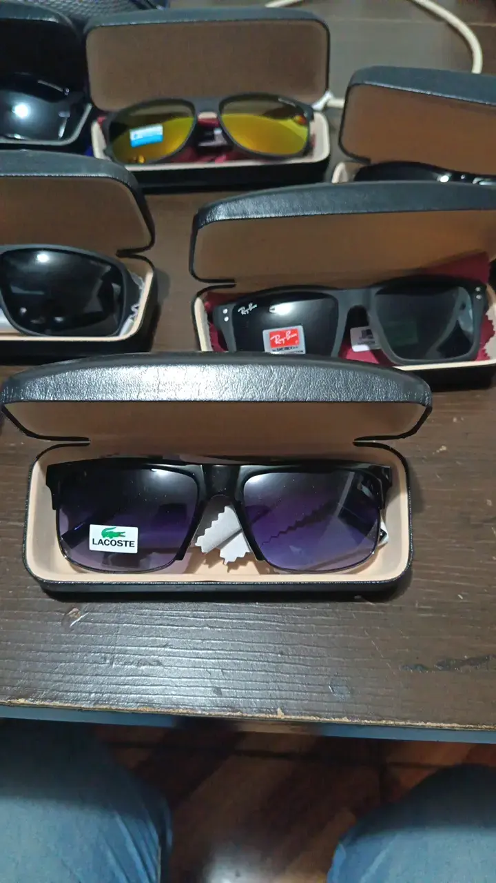 Gafas de Sol Lacoste y Ray-Ban en Estuche - 1