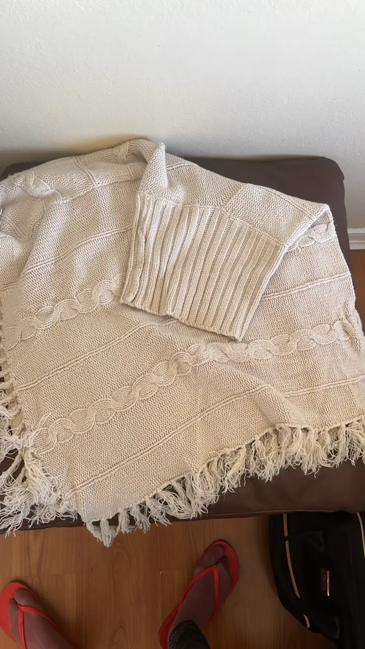 Poncho tejido beige con flecos - 2