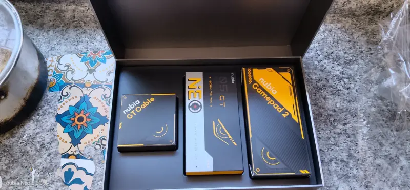 Smartphone Nubia Neo 5G con Gamepad y Accesorios - 1