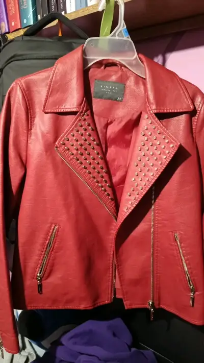 Chaqueta de cuero sintético roja con tachas - miniatura 1