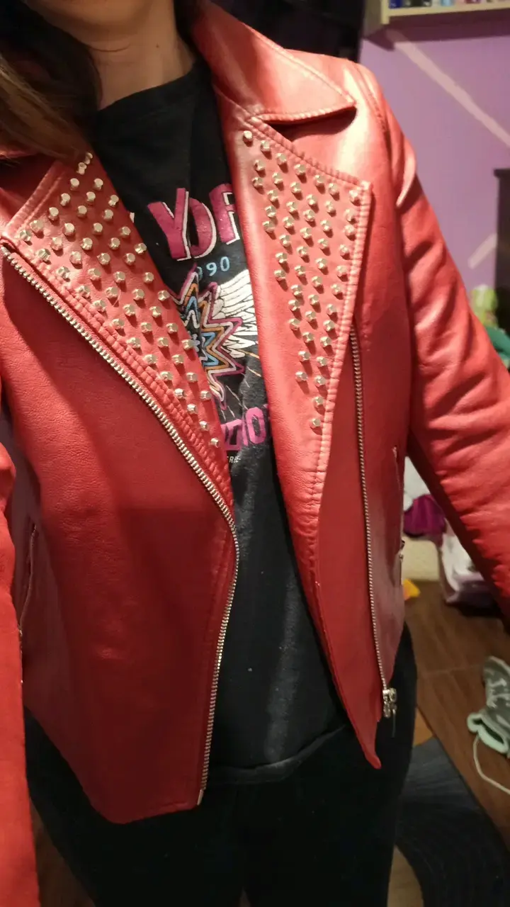 Chaqueta de cuero sintético roja con tachas - 2