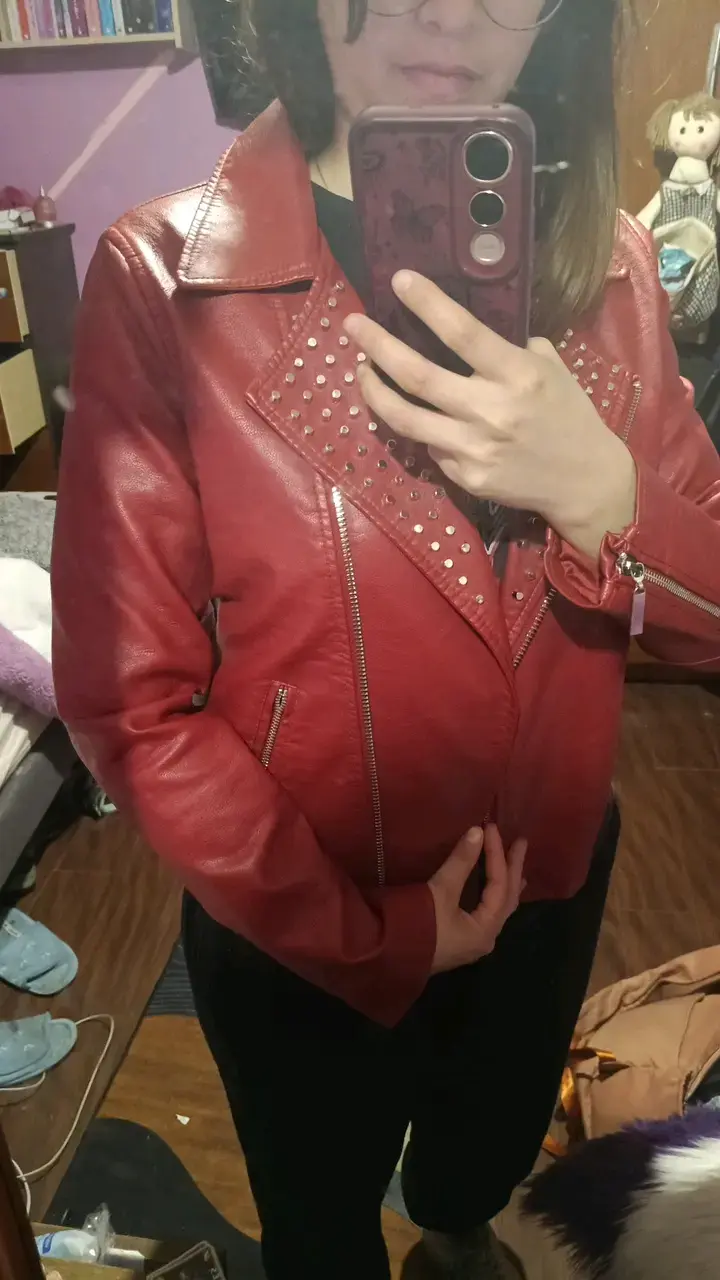 Chaqueta de cuero sintético roja con tachas - 3