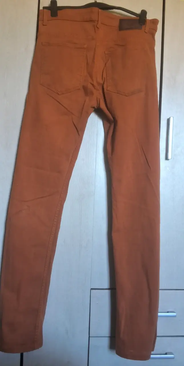 Jeans Wrangler color terracota para hombre - 1