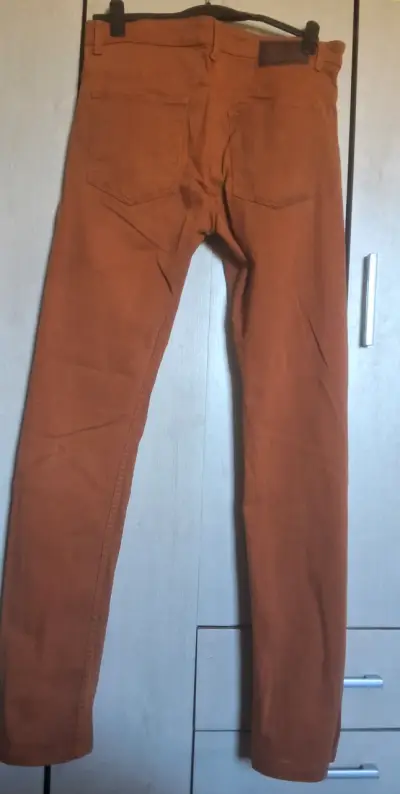 Jeans Wrangler color terracota para hombre - miniatura 1