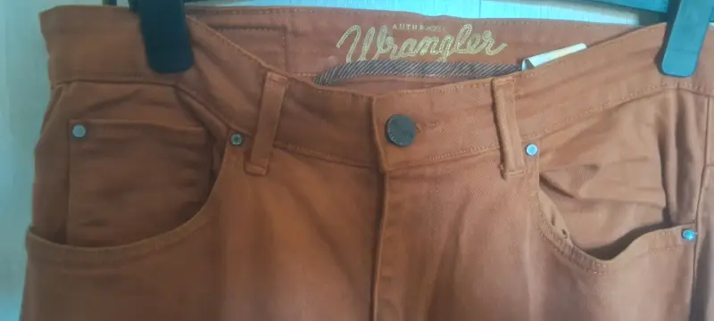 Jeans Wrangler color terracota para hombre - 2