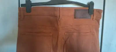 Jeans Wrangler color terracota para hombre - miniatura 3