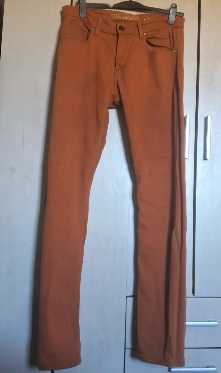 Jeans Wrangler color terracota para hombre - 4