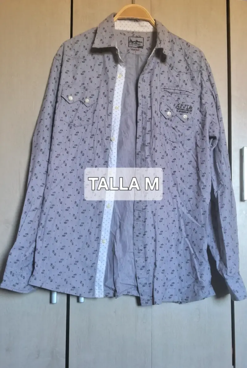 Camisa de hombre a rayas con estampado floral