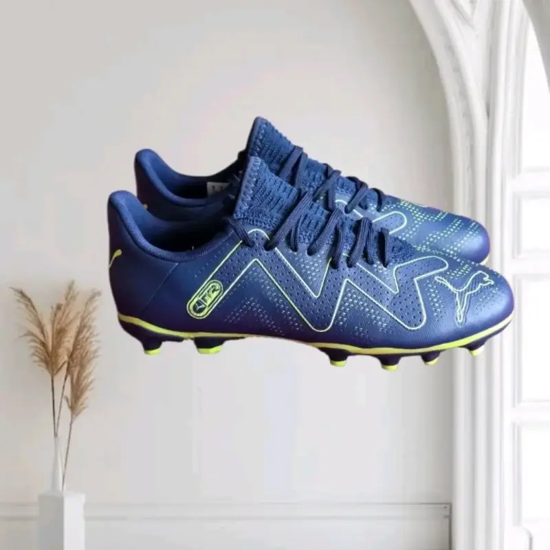 Botines de fútbol Puma azul con diseños verdes - 1