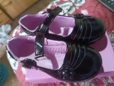 Zapatos de charol negros para niña con hebilla - miniatura 1