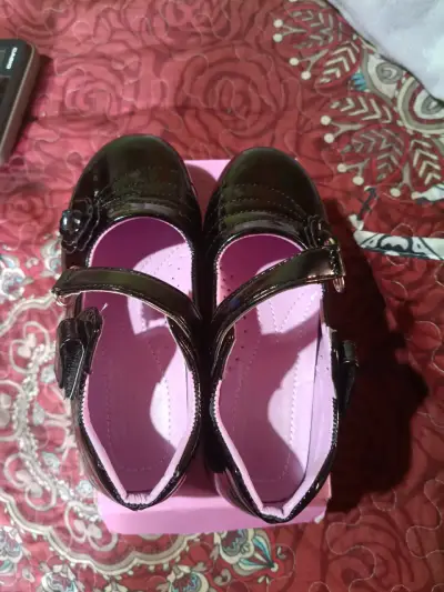 Zapatos de charol negros para niña con hebilla - miniatura 3