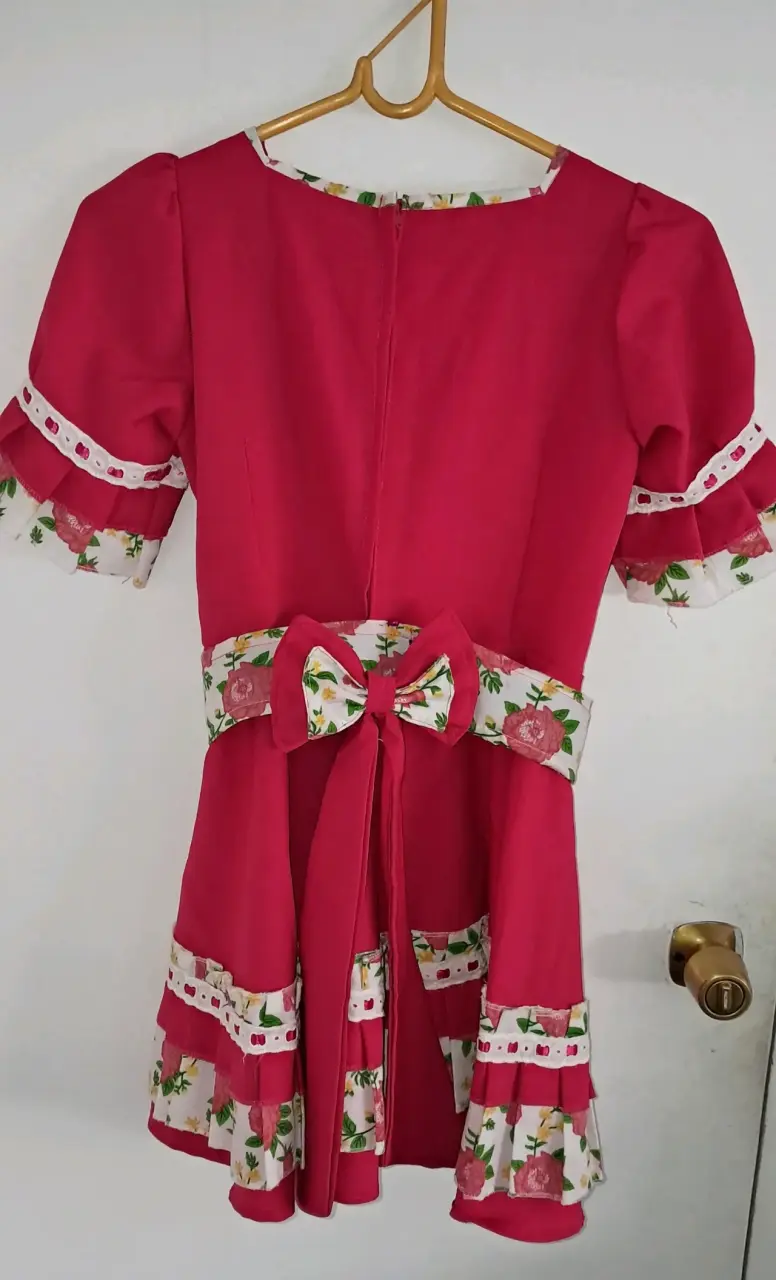 Vestido Huasita fucsia detalles florales y lazo