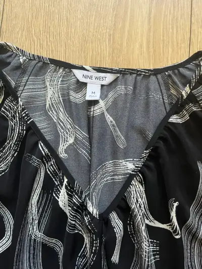 Blusa negra estampada Nine West - miniatura 2