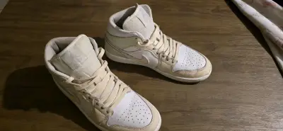 Zapatillas deportivas Air Jordan 1 blancas y beige - miniatura 1