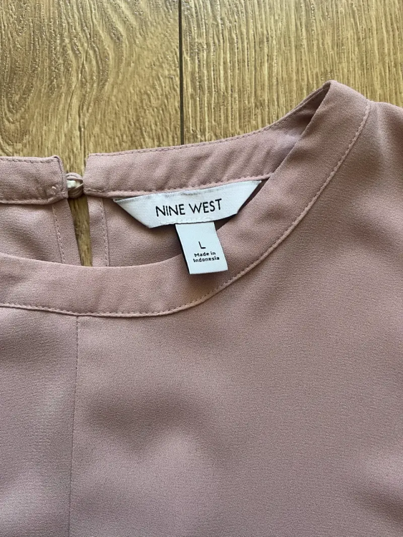 Elegante Blusa Nine West con Detalle Frontal - 2