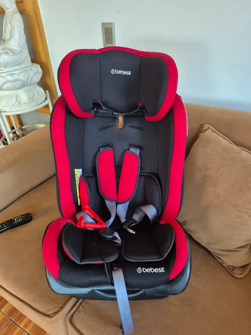 Silla de Auto Bebesit Negra y Roja - 1