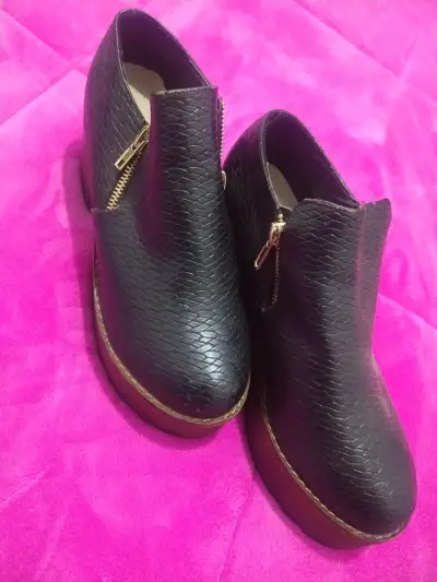 Botines de cuero negro con cierre dorado - miniatura 1