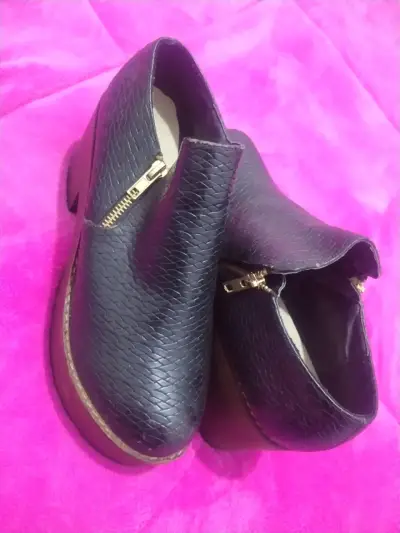 Botines de cuero negro con cierre dorado - miniatura 2