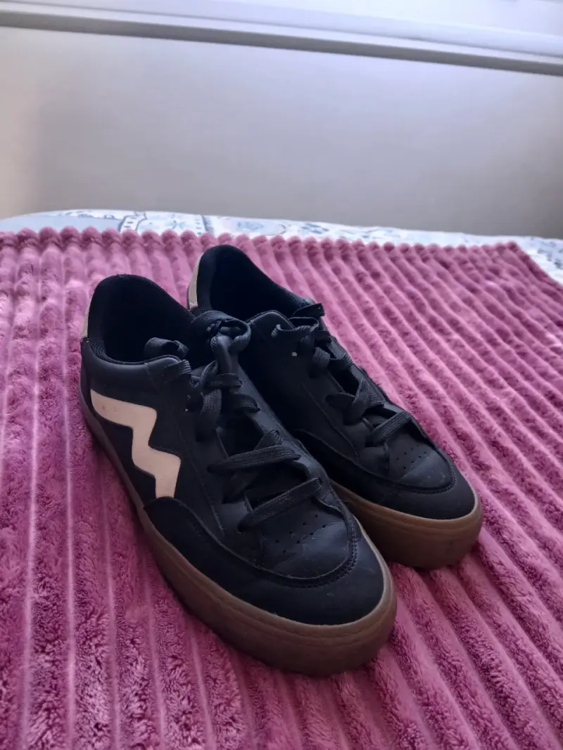 Zapatillas negras con diseño zigzag