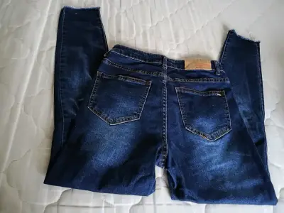 Jeans de mezclilla azul desgastados para niña - miniatura 2
