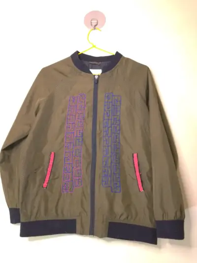 Chaqueta bomber verde con bordado azul y rosa - miniatura 1