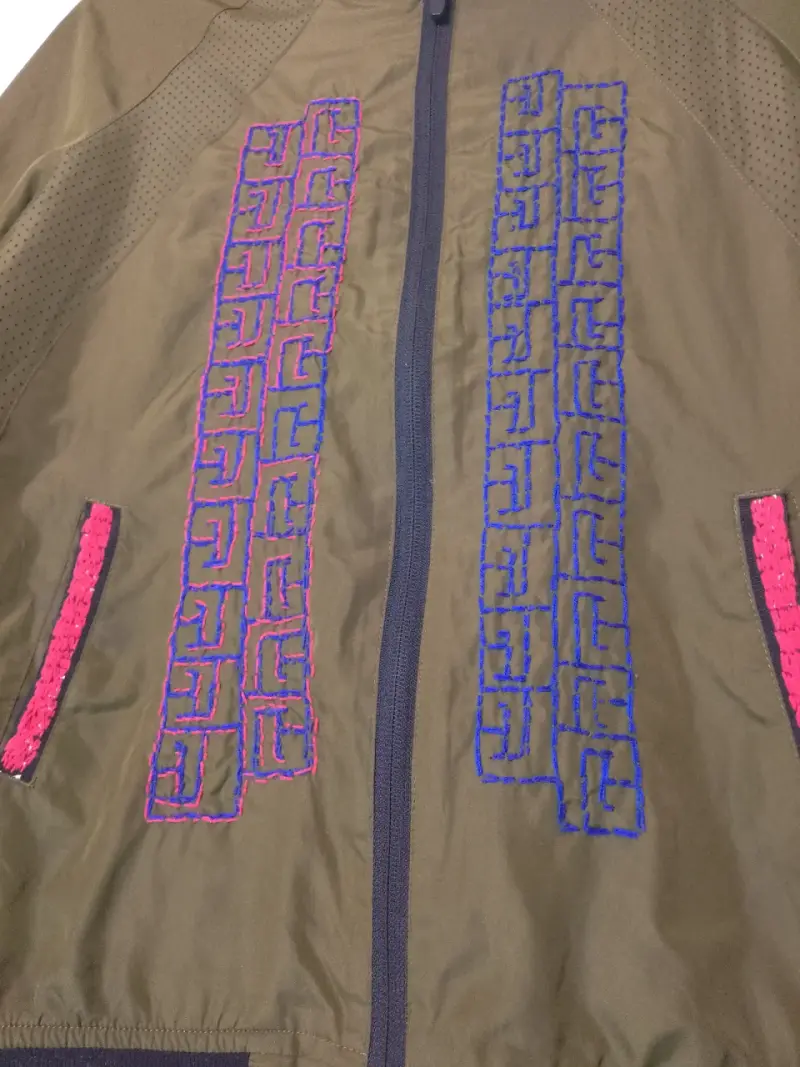Chaqueta bomber verde con bordado azul y rosa - 2