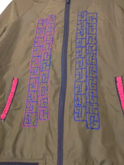 Chaqueta bomber verde con bordado azul y rosa - miniatura 2