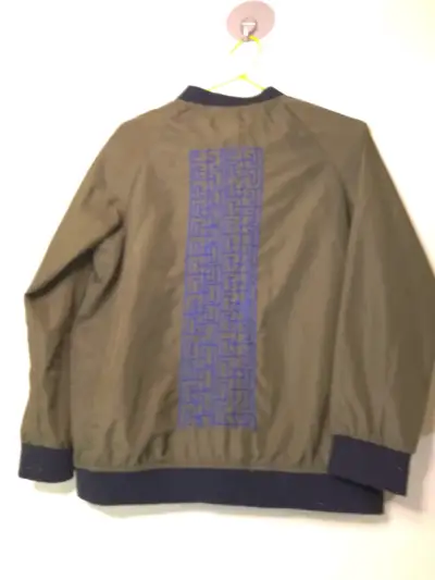 Chaqueta bomber verde con bordado azul y rosa - miniatura 3