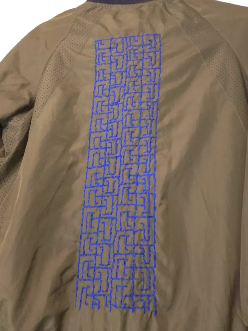 Chaqueta bomber verde con bordado azul y rosa - 4