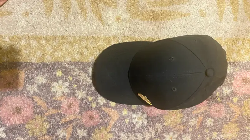 Gorra negra Nike con logo dorado - 1
