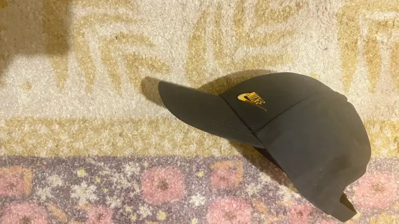 Gorra negra Nike con logo dorado - 2